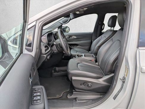 Used 2025 Chrysler Pacifica Select FWD image 17