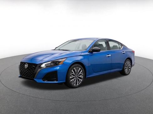 Used 2025 Nissan Altima 2.5 SV FWD image 3