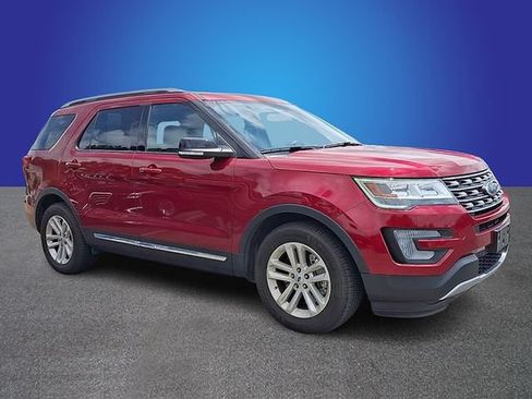 Used 2017 Ford Explorer XLT w/ Equipment Group 202A FWD image 2