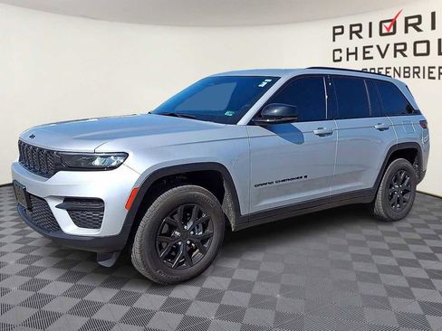 Used 2025 Jeep Grand Cherokee Altitude image 4