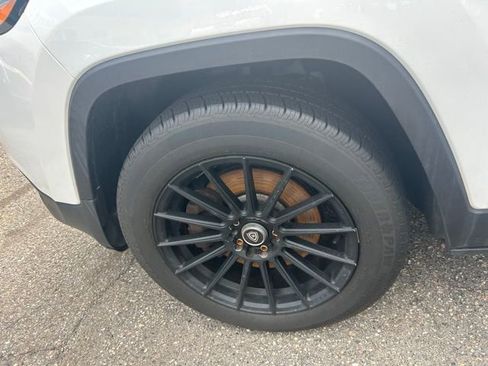 Used 2018 Jeep Cherokee Limited AWD/4WD image 8