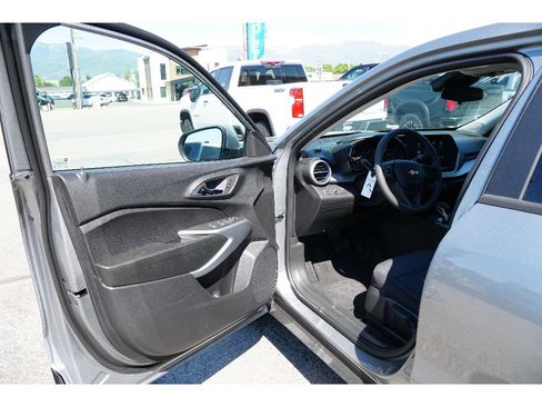 New 2026 Chevrolet Trax LS w/ LS Convenience Package FWD image 6