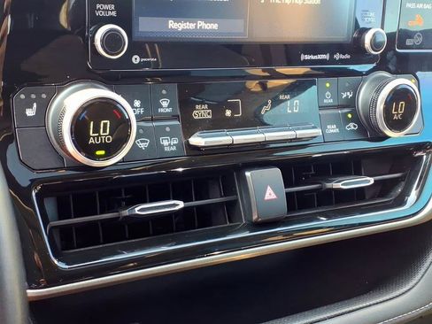 Used 2022 Toyota Highlander XLE FWD image 20