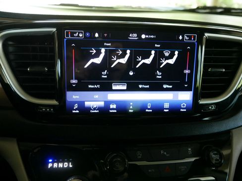 Used 2022 Chrysler Voyager LX image 12