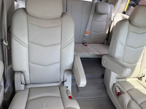 Used 2019 Cadillac Escalade Luxury AWD/4WD image 11