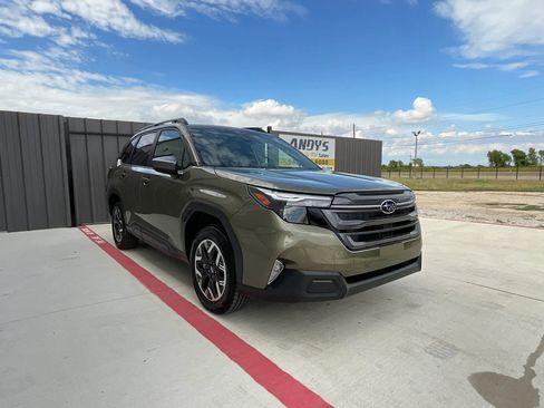 Used 2026 Subaru Forester Premium AWD/4WD image 2