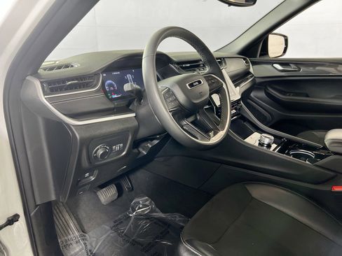 Used 2023 Jeep Grand Cherokee Altitude image 9