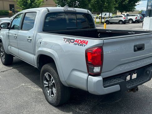 Used 2018 Toyota Tacoma TRD Sport AWD/4WD image 7