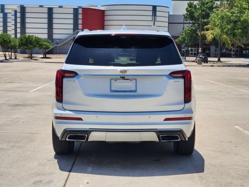 Used 2022 Cadillac XT6 Premium Luxury w/ Technology Package FWD image 6