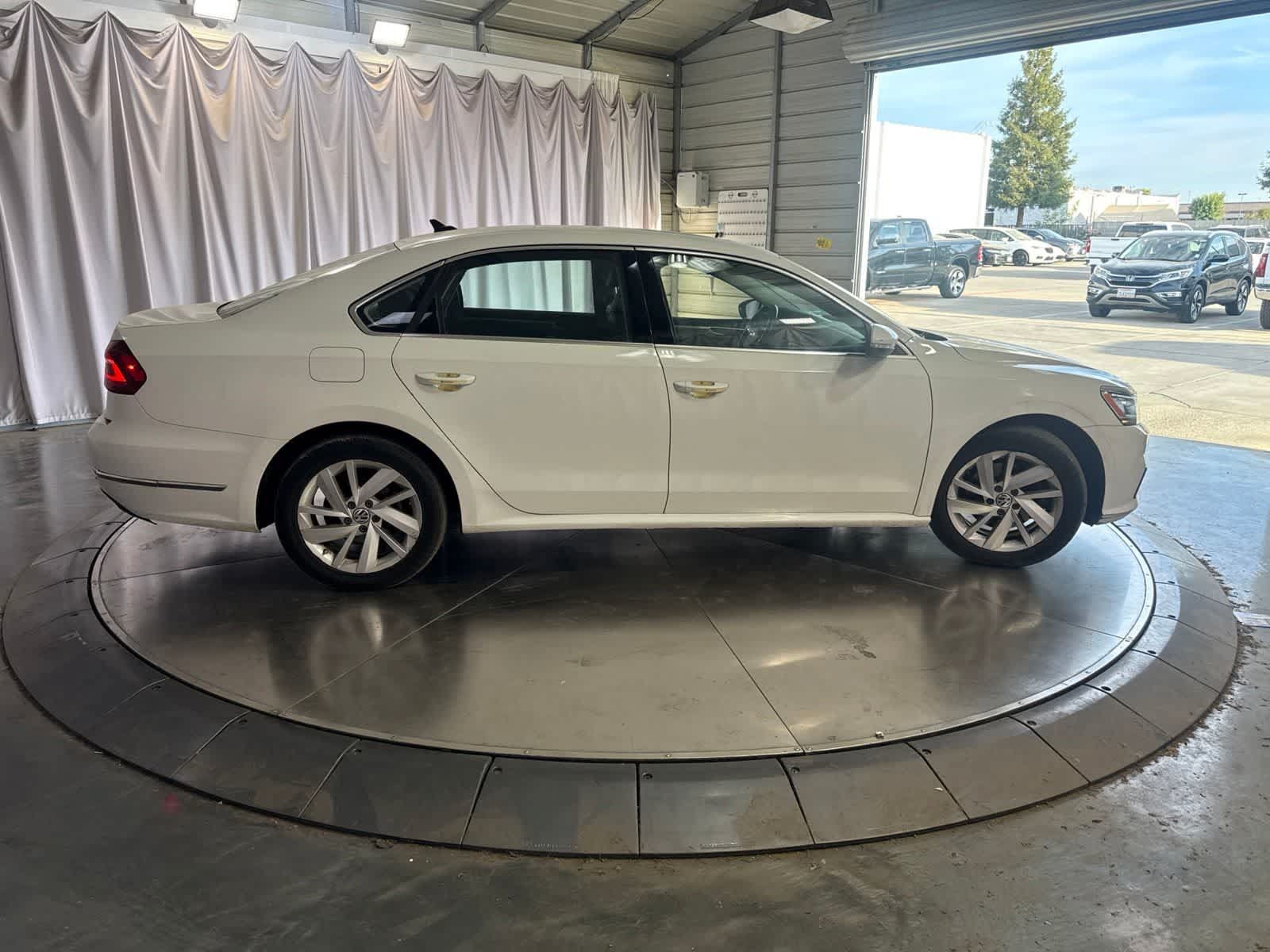 Used 2018 Volkswagen Passat 2.0T SE w/ SE Lighting Package FWD image 4