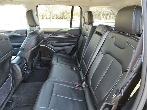 Used 2023 Jeep Grand Cherokee Limited w/ Black Appearance Package image 18