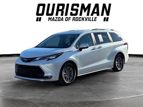 Used 2023 Toyota Sienna XLE w/ XLE Plus Package image 2