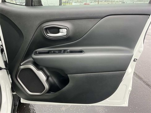 Used 2023 Jeep Renegade Latitude image 27