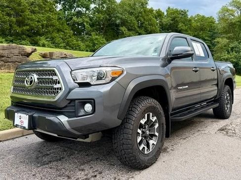 Used 2017 Toyota Tacoma TRD Off-Road w/ Tow Package (A/T) AWD/4WD image 2