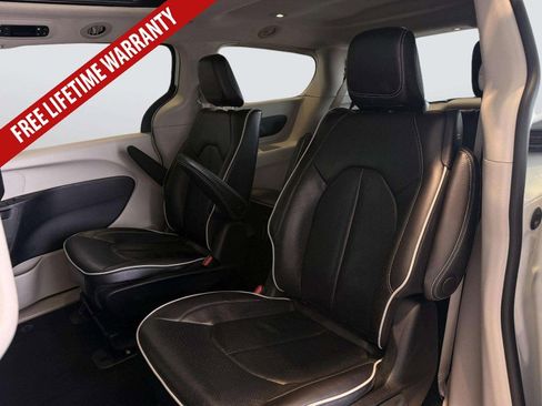 Used 2023 Chrysler Pacifica Limited FWD image 36