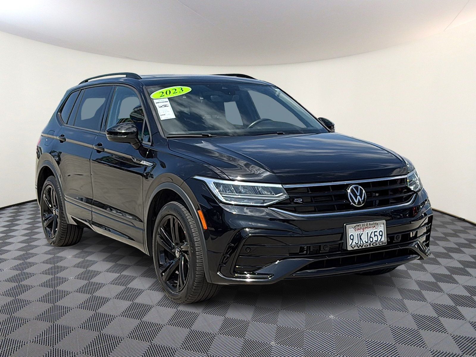 Used 2023 Volkswagen Tiguan SE R-Line FWD image 1