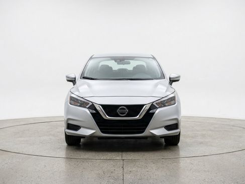 Used 2025 Nissan Versa SV image 2