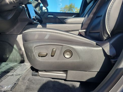 Used 2024 GMC Acadia Denali image 18