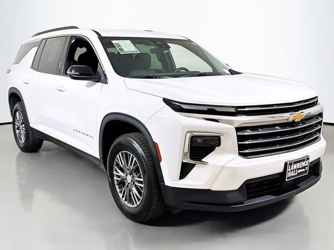 Used 2025 Chevrolet Traverse LT FWD image 3