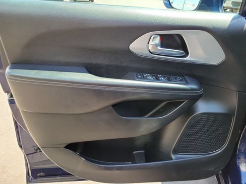 Used 2018 Chrysler Pacifica Touring-L Plus w/ Advanced Safetytec Group FWD image 7
