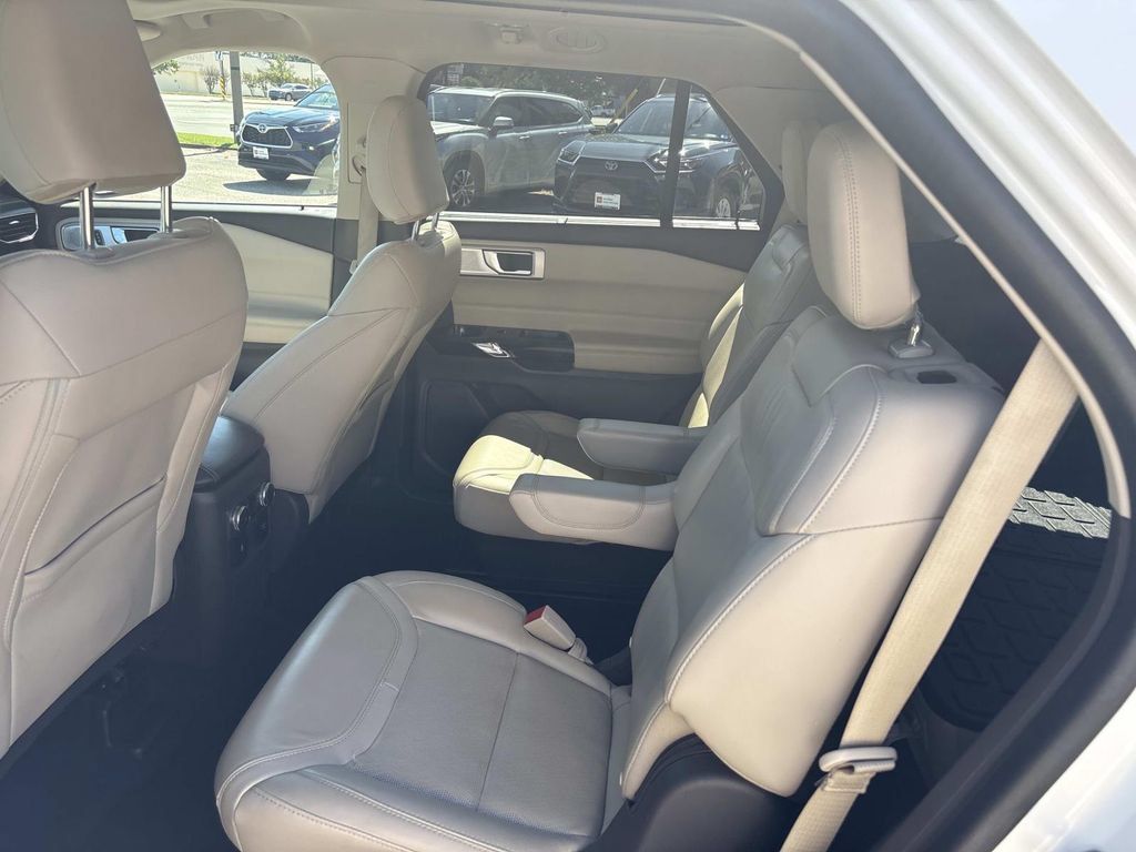 Used 2022 Ford Explorer Platinum w/ Equipment Group 601A AWD/4WD image 10