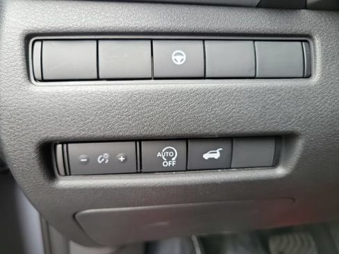 Used 2025 Nissan Rogue Platinum FWD image 27