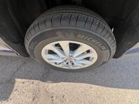 Used 2025 Toyota Corolla Cross LE image 11