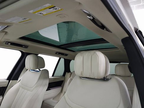 Used 2025 Land Rover Range Rover SE image 16