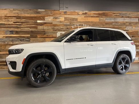Used 2023 Jeep Grand Cherokee Altitude AWD/4WD image 16