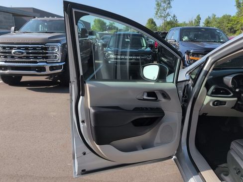 Used 2023 Chrysler Pacifica Touring-L FWD image 28