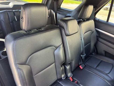 Used 2017 Ford Explorer XLT w/ Equipment Group 202A AWD/4WD image 32