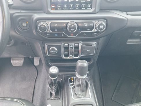 Used 2022 Jeep Wrangler Unlimited Sahara AWD/4WD image 16