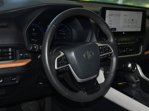 Used 2024 Toyota Grand Highlander Limited image 9