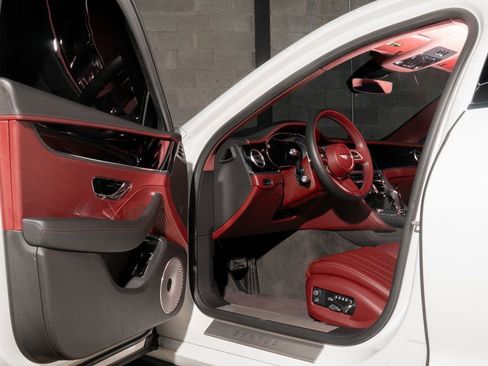 Used 2023 Bentley Flying Spur V8 image 26