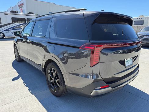 Used 2025 Kia Carnival SX Prestige image 5