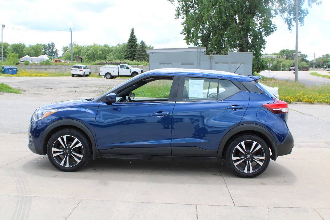 Used 2019 Nissan Kicks SV FWD image 2