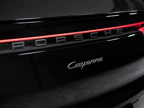 Certified 2022 Porsche Cayenne Platinum Edition image 32