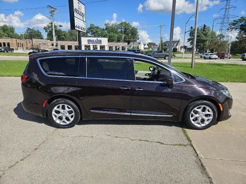 Used 2017 Chrysler Pacifica Touring-L Plus w/ Advanced Safetytec Group FWD image 4