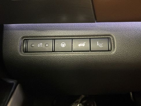 Used 2025 Nissan Pathfinder Platinum AWD/4WD image 32