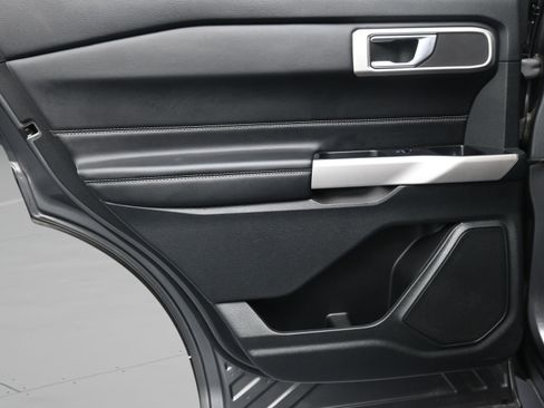 Used 2023 Ford Explorer XLT image 12