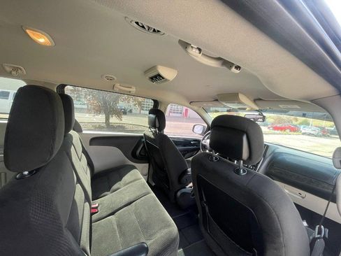 Used 2017 Dodge Grand Caravan SE w/ UConnect Hands-Free Group image 5