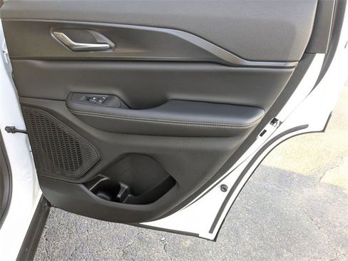 New 2025 Jeep Grand Cherokee Altitude image 30