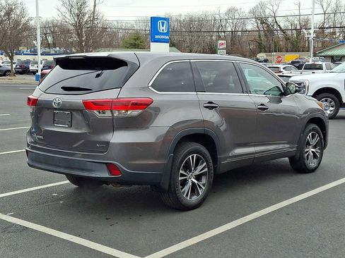 Used 2018 Toyota Highlander LE image 6