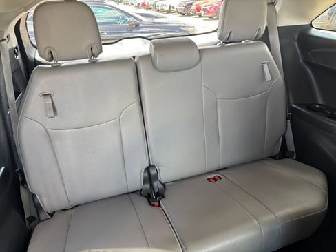 Used 2025 Toyota Sienna XLE FWD image 26
