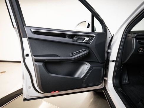 Certified 2023 Porsche Macan AWD/4WD image 23