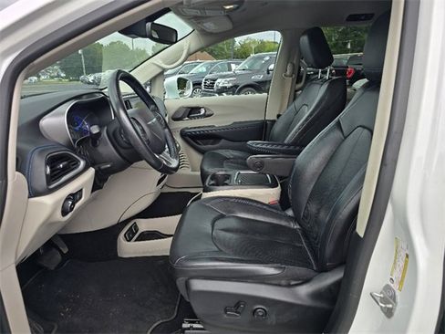 Used 2021 Chrysler Pacifica Touring-L image 11