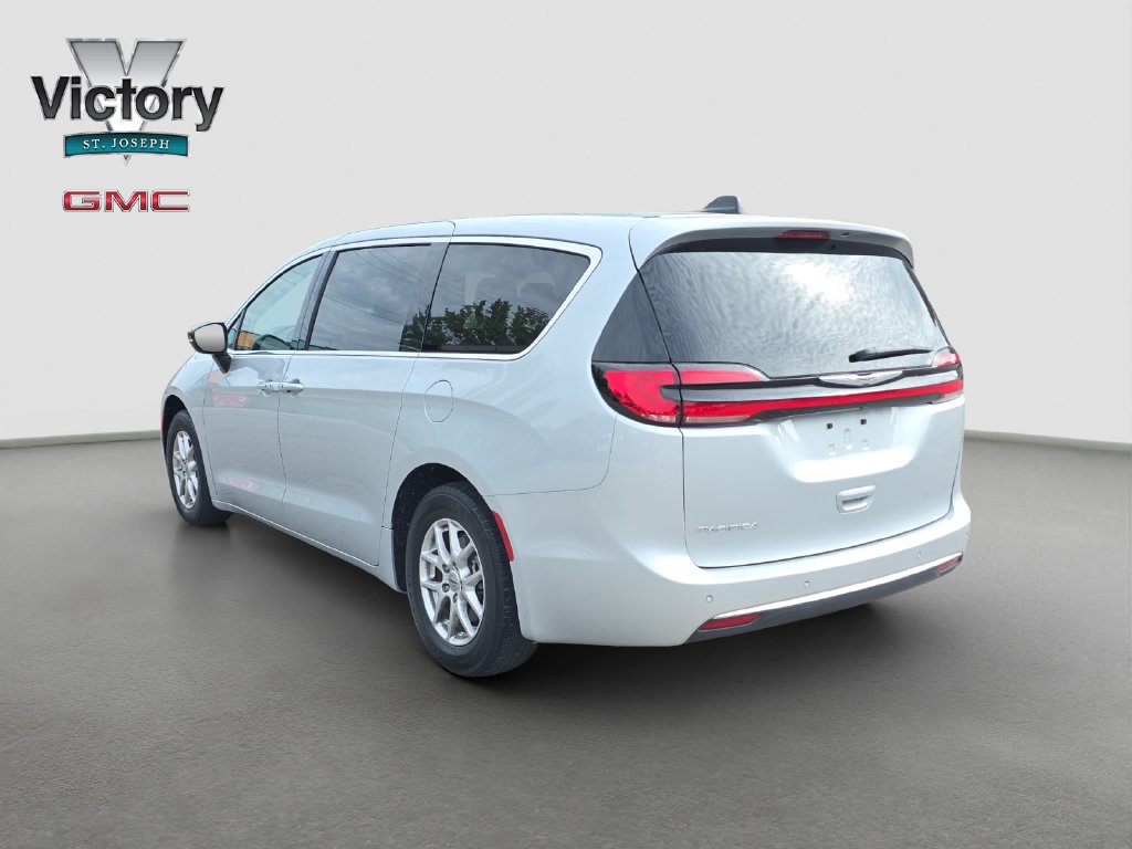 Used 2024 Chrysler Pacifica Touring-L FWD image 15
