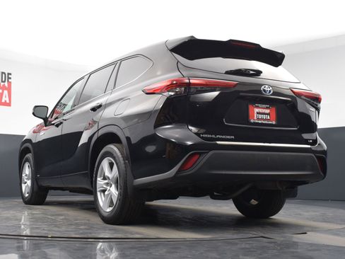 Used 2021 Toyota Highlander LE image 32