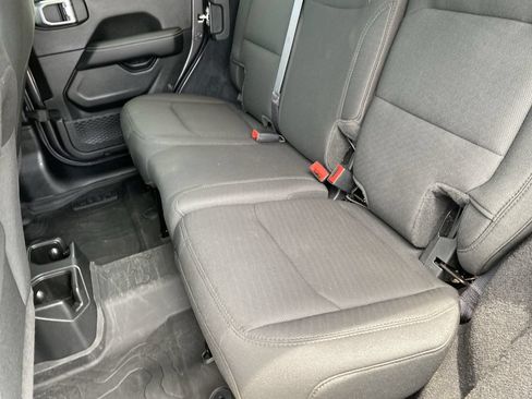 Used 2022 Jeep Wrangler Unlimited Sahara AWD/4WD image 26