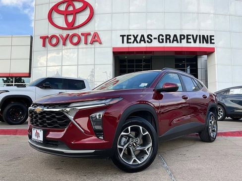 Used 2025 Chevrolet Trax LT image 2